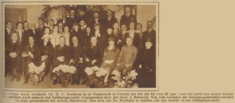 871165 Groepsportret van ds. B.C. Koolhaas met familie en het huldigingscomité, bij de viering van zijn 25-jarig ...